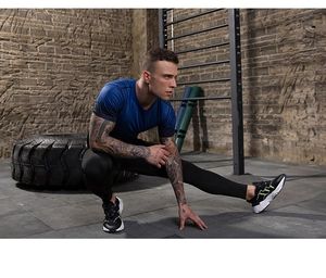 Detail der Herren Fitness-Kompressionshose und blauem Farbverlauf-Shirt im Gym