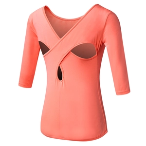 Haut de yoga rose corail avec dos croisé ajouré et manches 3/4 pour le fitness sportif