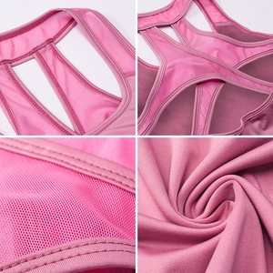 Dettagli del top da yoga rosa con trama in mesh e design con spalline a incrocio