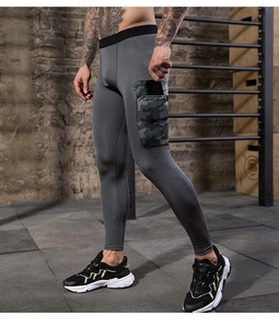 Detailansicht der Kompressionshose mit Camouflage-Tasche auf dem sportlichen Funktionsstoff