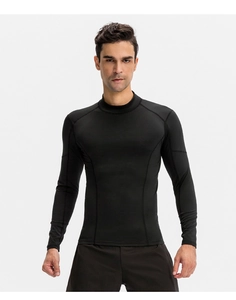 Détail du t-shirt de compression noir à col montant pour homme avec tissu technique