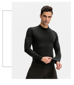 Détail des coutures ergonomiques des manches raglan sur ce haut de compression homme