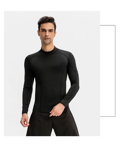 Gros plan des coutures sans couture et du tissu élastique respirant pour haut homme