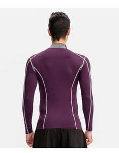 Vue de dos du t-shirt de compression bordeaux avec coutures contrastées grises pour homme