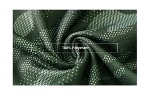 Détail du tissu en maille 100% polyester à points argentés sur t-shirt sport vert