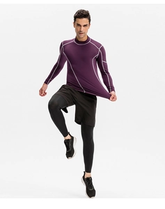 Détail du haut de compression violet pour homme avec coutures contrastées ergonomiques