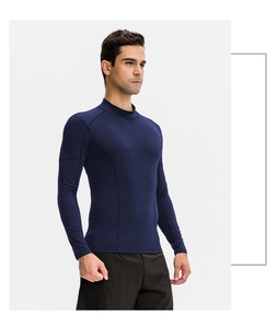 Détail du haut de compression bleu marine pour hommes avec coutures ergonomiques de fitness