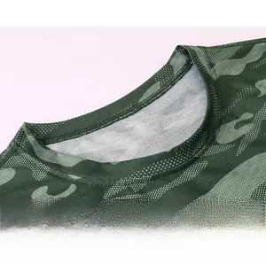 Détail du tissu mesh respirant et col rond classique d'un t-shirt de sport camouflage