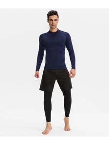 Détail des coutures du haut de compression bleu marine en tissu élastique à séchage rapide