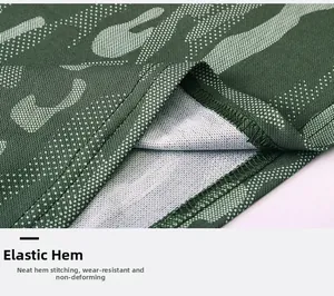 Détail de l'ourlet élastique du t-shirt de sport camouflage avec coutures robustes