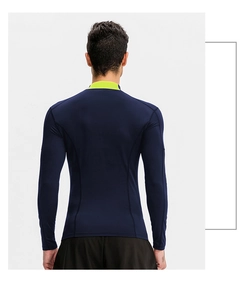 Vue arrière du haut de sport moulant avec col montant néon et coutures plates