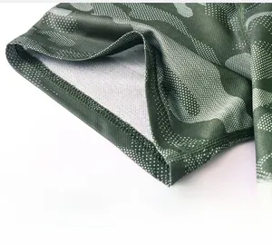 Détail du poignet du t-shirt de sport camouflage avec tissu mesh respirant et couture nette