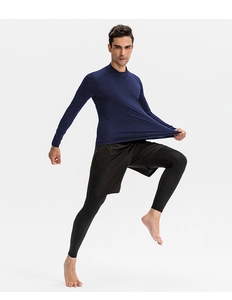 Gros plan montrant la haute élasticité de l'ensemble de compression de sport homme