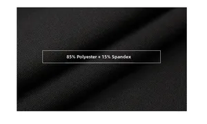 Détail du tricot côtelé noir 85% polyester 15% élasthanne montrant la texture élastique