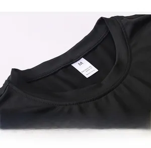 Détail de l'étiquette avec 85% polyester et 15% élasthanne sur t-shirt de sport pour hommes