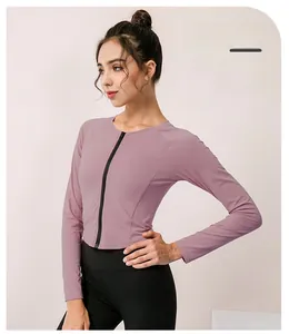 Dettaglio laterale della maglia da yoga lilla con zip che mostra il design sfiancato