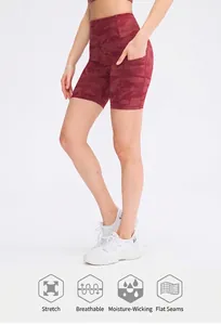 Detail van de rode camouflage yoga short met hoge taille, zijzakken en platte naden