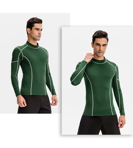 Détail du haut de compression vert foncé pour hommes avec col montant et coutures grises