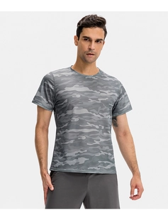 Détail d'un t-shirt de sport gris camouflage pour hommes en tissu respirant à séchage rapide