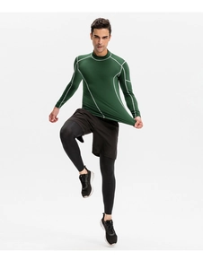 Détail du haut de compression vert foncé avec coutures blanches et tissu élastique