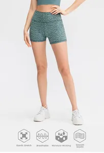 Détail du short de yoga léopard taille haute avec tissu extensible, respirant et évacuant l'humidité