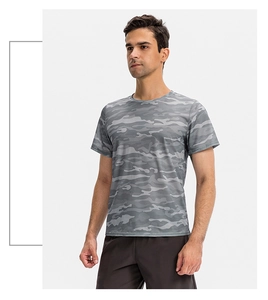 Gros plan du t-shirt de sport camouflage gris montrant le tissu en maille respirante