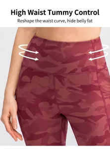 Detail van de yoga short met hoge taille, bordeaux camouflage en zijzakje