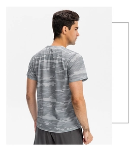 Détails du tissu respirant à motif camouflage gris sur le t-shirt de sport pour hommes
