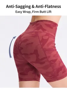 Detailweergave van de bordeauxrode camouflage yoga shorts met hoge taille en zakken
