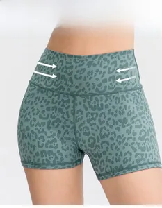Gros plan sur le short de yoga taille haute imprimé léopard avec maintien du ventre