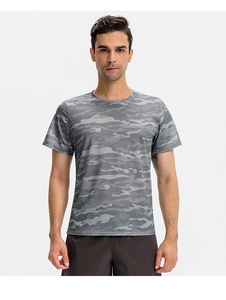 Détail d'un t-shirt de sport pour homme avec motif camouflage gris et col rond classique