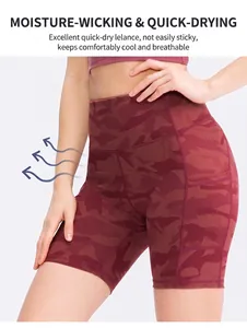 Detail van donkerrode camo fitness shorts met hoge taille en zijzakken
