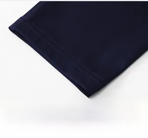 Vue détaillée de l'ourlet renforcé à double couture sur un pantalon de compression bleu