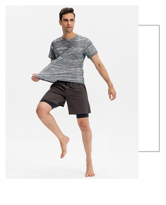 T-shirt de sport camouflage pour hommes montrant l'élasticité du tissu respirant