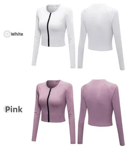 Dettaglio delle giacche da yoga a maniche lunghe rosa e bianche con zip integrale e vestibilità slim
