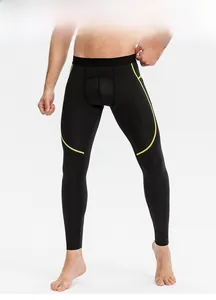 Gros plan du pantalon de compression pour hommes avec bandes jaunes et tissu extensible
