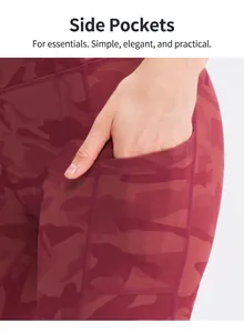 Detailopname van de zijzak en camouflageprint op de yoga shorts voor dames