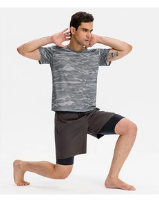 Détail d'un t-shirt de sport camouflage gris et d'un short pour l'entraînement intensif