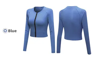 Dettaglio della maglia sportiva blu slim-fit da donna con cerniera e tessuto elastico