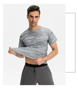 Gros plan du tissu de t-shirt de sport camouflage élastique étiré par un mannequin