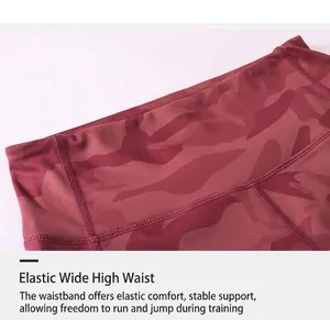 Detail van hoge taille yoga shorts met brede elastische tailleband in rood camouflage