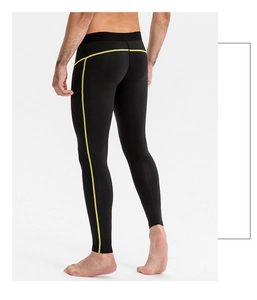 Détail du pantalon de compression homme avec coutures jaunes et poche latérale