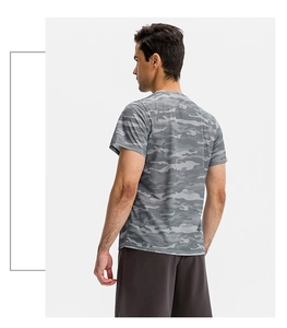 Détail du t-shirt de sport camouflage séchage rapide pour homme montrant le tissu respirant