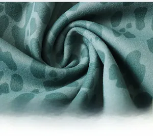 Gros plan du tissu élastique à imprimé léopard vert pour short de sport de yoga