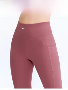 Détail du legging de yoga taille haute avec poche latérale et compression vieux rose