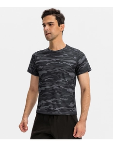 Détail du t-shirt de sport pour hommes avec texture camouflage gris foncé et mesh