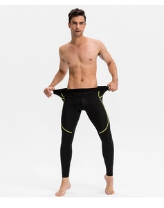 Détail du tissu extensible du pantalon de compression noir pour homme avec coutures jaunes