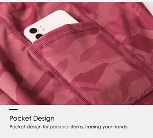 Detail van roze camouflage yoga short met zijzak voor een smartphone opbergruimte