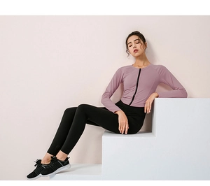 Set giacca da yoga con zip lavanda e leggings neri per fitness e corsa da donna