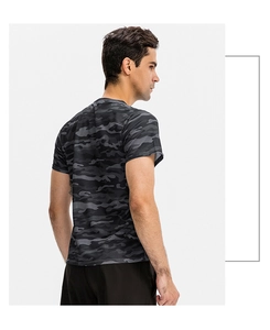 Vue arrière du t-shirt de sport camouflage pour homme avec tissu respirant ajusté
